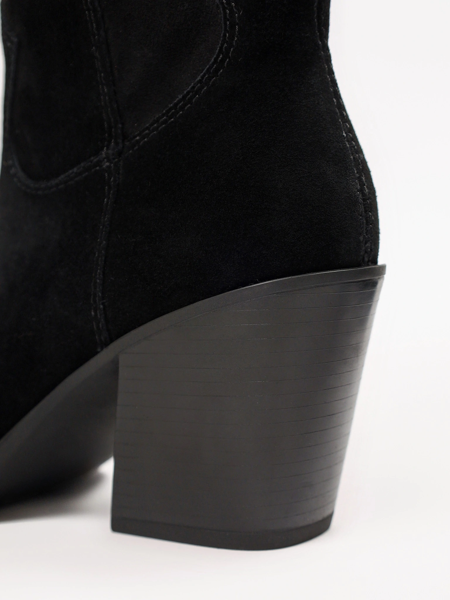 Сапоги черного цвета на высоком каблуке